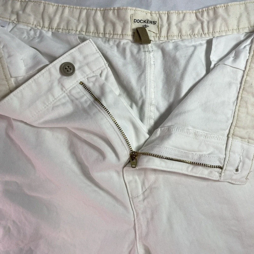 Dockers Shorts Classic Fit Cream Size 44 X 10”‎ Side Security Pocket Flat Front